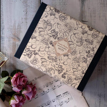 画像をギャラリービューアに読み込む, 人気の 3種ミックスナッツ(190g) と 柿ピー (155g) 中瓶 2本セット | 神戸のおまめさんみの屋