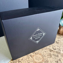 画像をギャラリービューアに読み込む, 7種ミックスナッツ (190g) と 柿ピー (155g) 中瓶 2本セット | 神戸のおまめさんみの屋