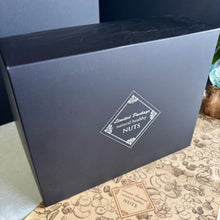 画像をギャラリービューアに読み込む, 人気の 3種ミックスナッツ(190g) と 柿ピー (155g) 中瓶 2本セット | 神戸のおまめさんみの屋