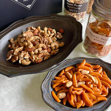 画像をギャラリービューアに読み込む, 人気の 3種ミックスナッツ(190g) と 柿ピー (155g) 中瓶 2本セット | 神戸のおまめさんみの屋