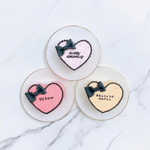 画像をギャラリービューアに読み込む, ハート型黒リボンセンイルケーキ