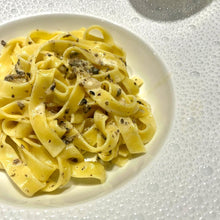 画像をギャラリービューアに読み込む, 白トリュフチーズクリームと黒トリュフポルチーニディップのセット【ギフト箱入】 | FRESH TRUFFLE JAPAN (フレッシュ トリュフ ジャパン)