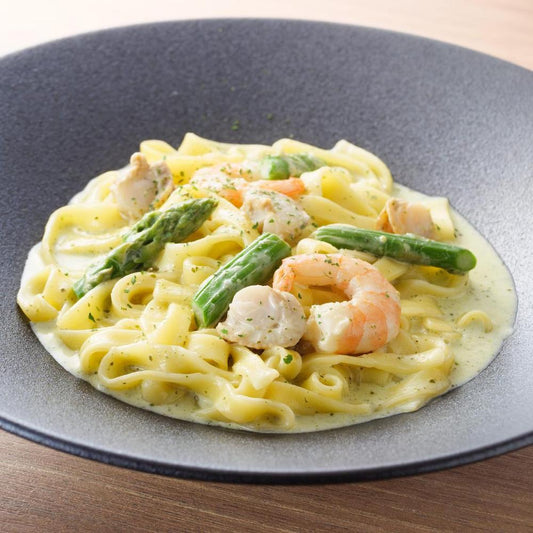 エビ、ホタテ、アスパラのバジルクリームソース(フェットチーネ)