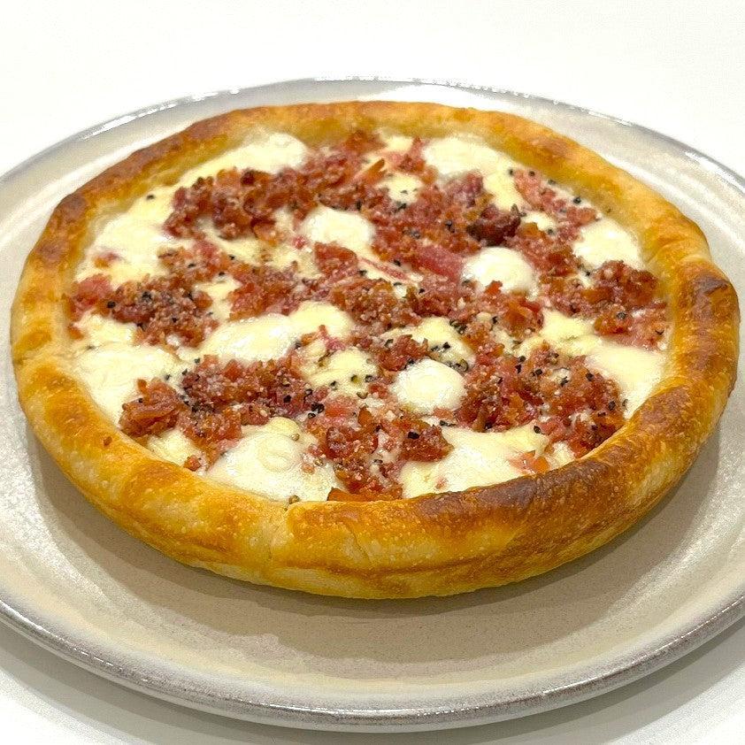 【FOCACCIA DISH PIZZA】トリュフ薫る4種のチーズとスモークベーコン | PIZZA PORT（ピザポート）