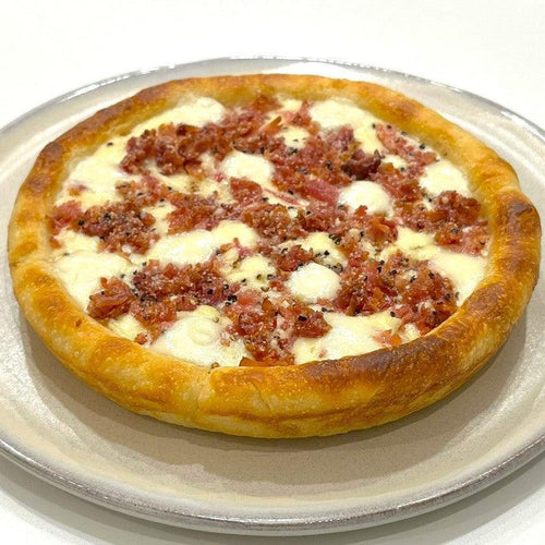 【FOCACCIA DISH PIZZA】トリュフ薫る4種のチーズとスモークベーコン | PIZZA PORT（ピザポート）