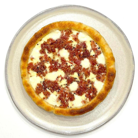 【FOCACCIA DISH PIZZA】トリュフ薫る4種のチーズとスモークベーコン | PIZZA PORT（ピザポート）