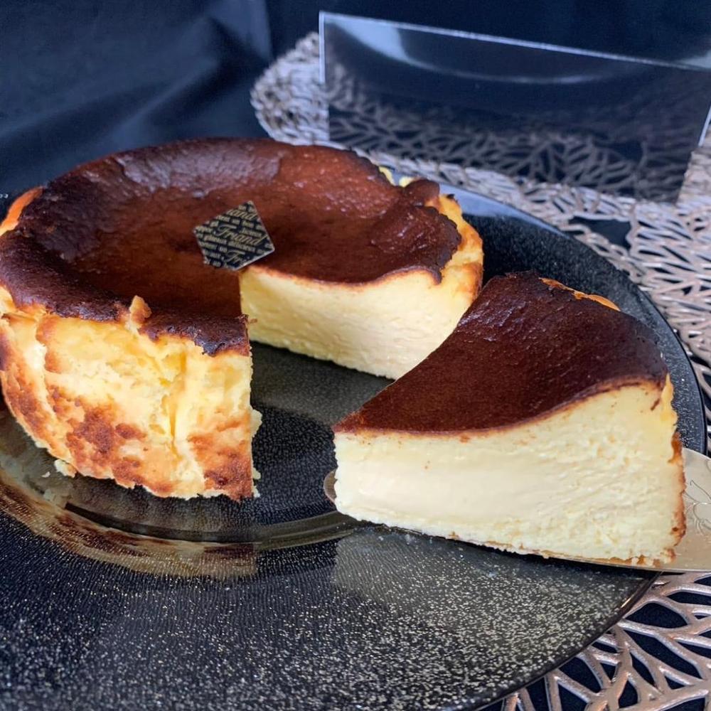 とろけるバスクチーズケーキ