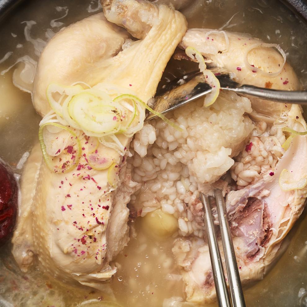 薬膳塩で食べる参鶏湯-サムゲタン-(丸鶏)