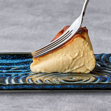 画像をギャラリービューアに読み込む, シェフの手作り”とろけるなめらか”　濃厚バスク風チーズケーキ
