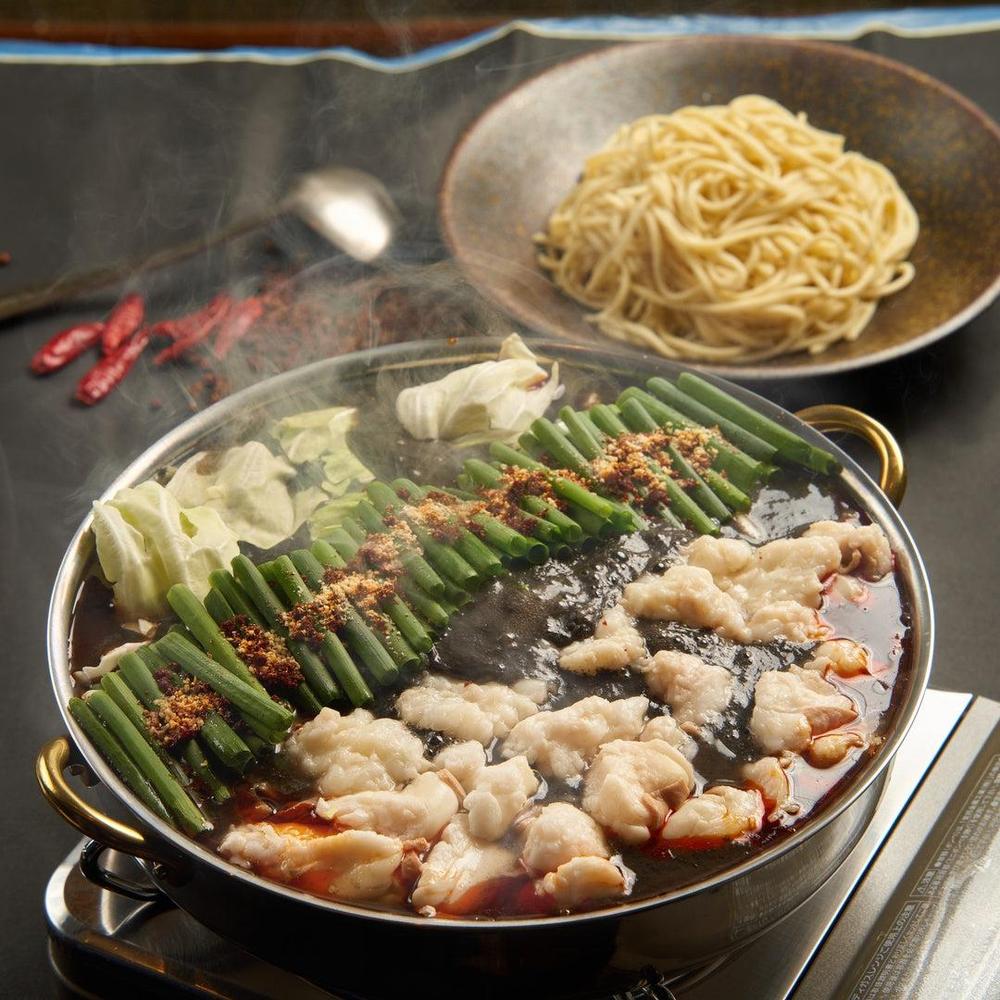【送料無料 / カット野菜無-白胡麻担担味-】175°DENO痺れ辣油の秘伝牛もつ鍋セット