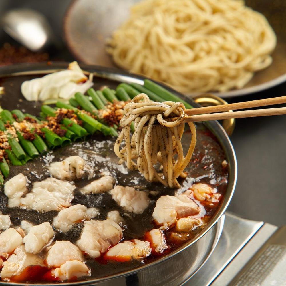 【送料無料 / カット野菜無-白胡麻担担味-】175°DENO痺れ辣油の秘伝牛もつ鍋セット