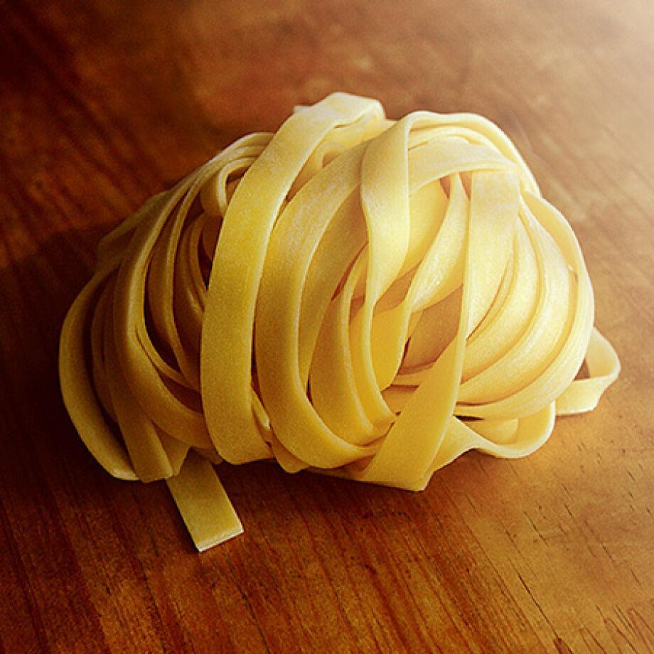 【送料無料 / カット野菜無】追いチーズで2度旨い！極上生パスタで〆る 下処理がいらない国産牛もつ鍋セット-チリトマト味-