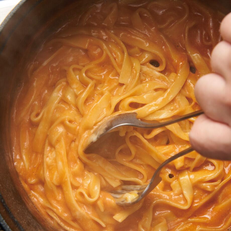 【送料無料 / カット野菜無】追いチーズで2度旨い！極上生パスタで〆る 下処理がいらない国産牛もつ鍋セット-チリトマト味-