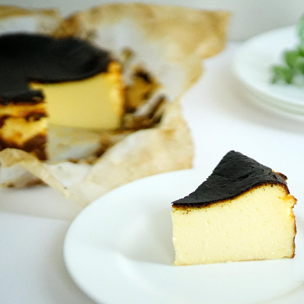 バスクチーズケーキ | Cheesecake+（チーズケーキプラス）