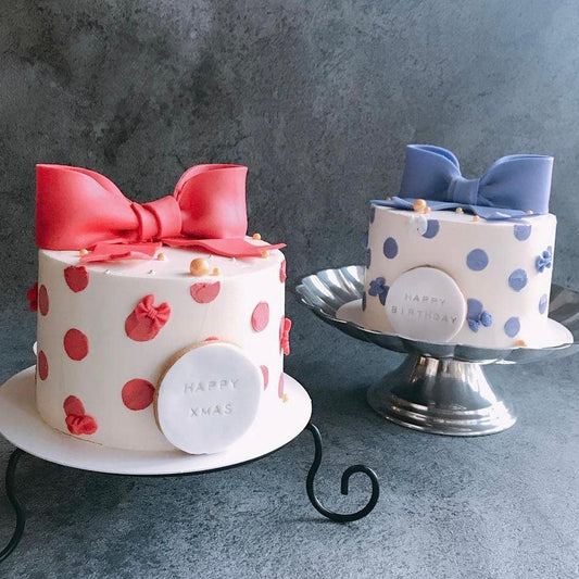 リボンとドットのケーキ