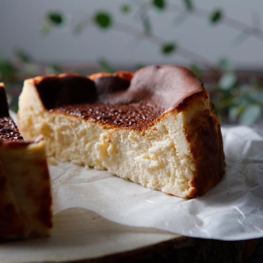 チーズケーキ　茅台酒 食べた瞬間、口いっぱいに広がるラム酒の上品かつ華やかな香りに